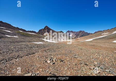 Stein Wüste Hochebene im Osten Sibiriens. Sajan-Gebirge. Russland Stockfoto