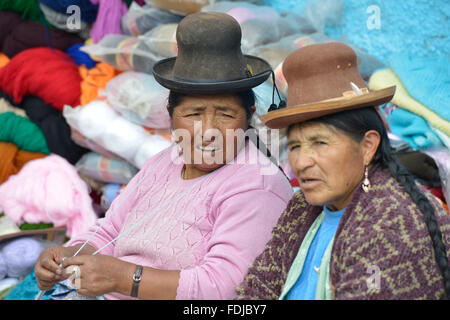 Chivay, Peru - 2. September 2015: Unidentified Quechua Menschen in Chivay Markt in der Region Arequipa, Peru. Stockfoto