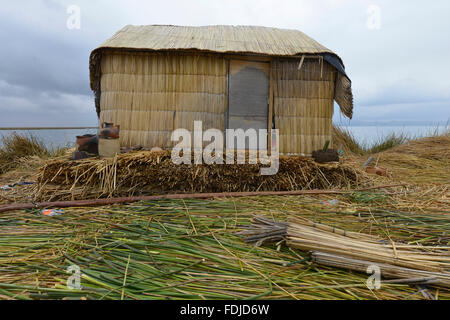 Titicacasee, Peru - 5. September 2015: Menschen vor Ort in traditionellen Gewändern willkommen Touristen kommen mit dem Boot auf den Inseln der Uros. Stockfoto