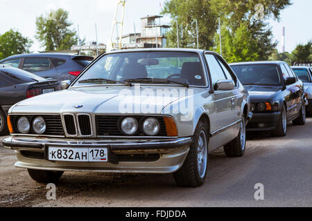 Sankt-PETERSBURG, Russland-3. August 2013: Altes Auto BMW 6er-Reihe auf der Tagung Fans des Bayerischen Autoherstellers, Krestowskij Stockfoto