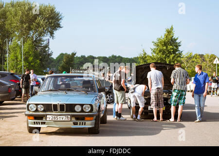 Sankt-PETERSBURG, Russland-3. August 2013: Altes Auto BMW 3er e30 auf der Tagung, Fans des Bayerischen Autoherstellers, Krestowskij Stockfoto