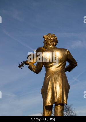 Vergoldete Bronzestatue von Johann Strauss (Junior), luxuriösten, Wien Stockfoto