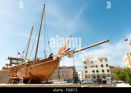 Dhau außerhalb Al Fahidi Fort, das Dubai Museum, Dubai, Vereinigte Arabische Emirate Stockfoto