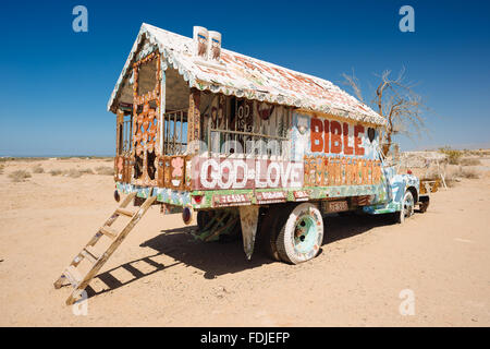 LKW bemalt mit religiösen Parolen von Leonard Knight, der Schöpfer der Salvation Mountain in Slab City, Kalifornien Stockfoto