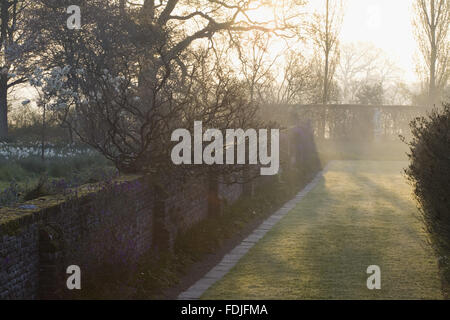 Der Wassergraben Walk in der Morgendämmerung auf Sissinghurst Castle Garden, in der Nähe von Cranbrook, Kent. Stockfoto