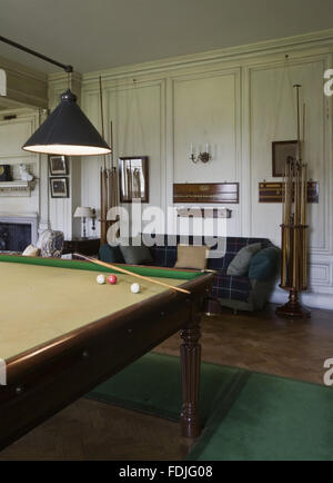 Der Billardraum im Dunham Massey, Cheshire. Der Billard-Tisch wurde von Gillows von Lancaster c.1810 gemacht. Die Holzvertäfelungen im Zimmer eines Achtzehntjahrhundert Muster gemalt "weißen Stein" ist typisch für die Zeit. Stockfoto