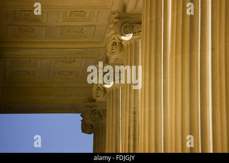 Detail der ionischen Säulen der Tempel der Eintracht und des Sieges stammt von 1747 in Stowe Landscape Gardens, Buckinghamshire. Stockfoto