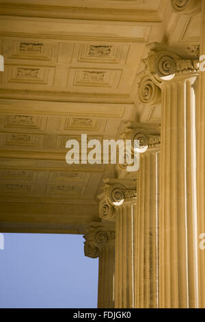 Detail der ionischen Säulen der Tempel der Eintracht und des Sieges stammt von 1747 in Stowe Landscape Gardens, Buckinghamshire. Stockfoto