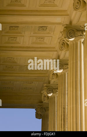 Detail der ionischen Säulen der Tempel der Eintracht und des Sieges stammt von 1747 in Stowe Landscape Gardens, Buckinghamshire. Stockfoto