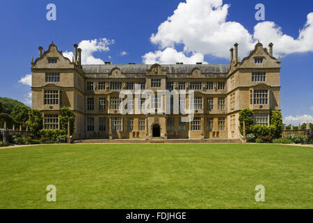 Die Ostfassade des Montacute House, Somerset. Diese elisabethanischen Schinken-Steinhaus wurde im späten 16. Jahrhundert für Sir Edward Phelips gebaut. Die Ostfassade ist in der üblichen elisabethanischen 'E'-Formation mit vorspringenden Flügel auf beiden Seiten und zentrale frontis Stockfoto