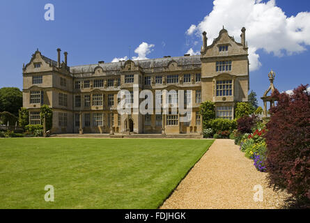 Die Ostfassade Montacute House, Somerset. Diese elisabethanischen Schinken-Steinhaus wurde im späten 16. Jahrhundert für Sir Edward Phelips gebaut. Die Ostfassade ist in der üblichen elisabethanischen 'E'-Formation mit vorspringenden Flügel auf beiden Seiten und zentrale frontis Stockfoto