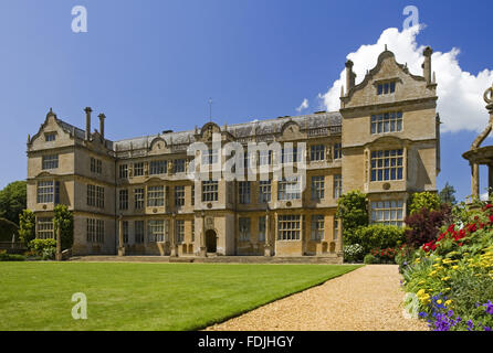 Die Ostfassade des Montacute House, Somerset. Diese elisabethanischen Schinken-Steinhaus wurde im späten 16. Jahrhundert für Sir Edward Phelips gebaut. Die Ostfassade ist in der üblichen elisabethanischen 'E'-Formation mit vorspringenden Flügel auf beiden Seiten und zentrale frontis Stockfoto