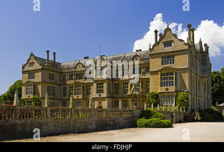 Die Ostfassade des Montacute House, Somerset mit Balustrade Wand aus dem Osten Hofgarten. Diese elisabethanischen Schinken-Steinhaus wurde im späten 16. Jahrhundert für Sir Edward Phelips gebaut. Die Ostfassade ist in der üblichen elisabethanischen 'E'-Formation mit Stockfoto
