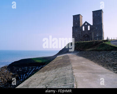 St. Marien Kirche, Reculver. Die Twin Towers von der Westfront der normannischen Kirche gebaut, in der römischen Festung von des Küstenschutzes gesehen. Stockfoto