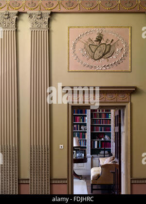 Blick vom Rathaus auf die Bibliothek in Basildon Park, Berkshire. Die Neo-klassizistischen Stuckarbeiten Dekoration des Saales zeigt den Adam Einfluss auf John Carr von York, der das Haus im späten achtzehnten Jahrhundert entwarf. Die Trophäen von Waffen in Platten oben Stockfoto