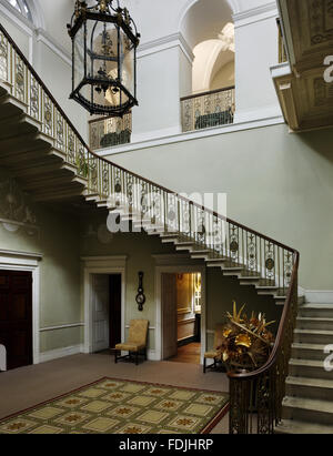 Die große Treppe, entworfen von John Carr of York in Basildon Park, Berkshire. Die Treppe ist von der Wand mit einem schmiedeeisernen Geländer verziert mit Medaillons von Putten und klassische Figuren an geformten Spitze freitragend. Die Laterne ist aus Overt Stockfoto