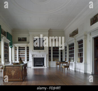 Die Bibliothek, entworfen von Robert Adam 1766 Osterley Park, Middlesex. Das Zimmer ist in einem steinigen weiß mit Neo-klassische Details, die ursprüngliche Sammlung von Büchern gehabt hätte, bunte Bindungen und die Einfachheit des Raumes war in der Sympathie mit dem Stockfoto