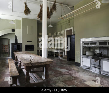 Die Küche mit Holztisch und Reichweite, Osterley Park, Middlesex. Das Zimmer ist seit den 1760er-Jahren eine Küche und ist in der gegenüberliegenden Ecke des Hauses zum Essen Zimmer, so dass kein Lärm oder Kochen Gerüche die Gäste stören sollte. Stockfoto