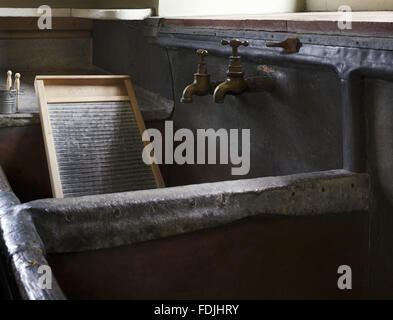 Die großen, Ende 18. Jahrhundert-Waschbecken mit ein Waschbrett in der Waschküche im Osterley Park, Middlesex. Stockfoto