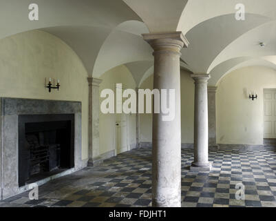 Der Diener Hall mit dem ursprünglichen schwarz-weiß gefliesten Boden, Spalten und gewölbten Decke Osterley Park, Middlesex. Dies war das Zimmer, wo die Diener aßen und 1782 hatte zwei langen Tischen und Bänken. Stockfoto