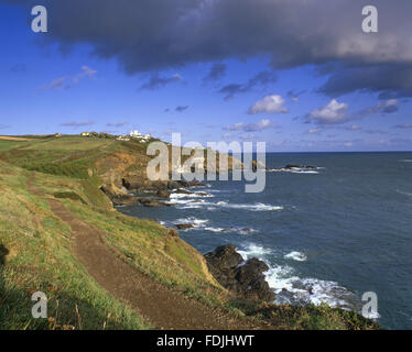 Ein Blick entlang der Halbinsel in Richtung Eidechse Leuchtturm am Lizard Point, Cornwall. Stockfoto