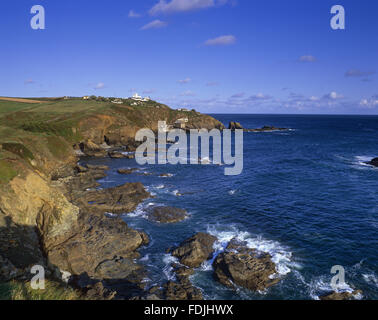 Ein Blick entlang der Halbinsel in Richtung Eidechse Leuchtturm am Lizard Point, Cornwall. Stockfoto