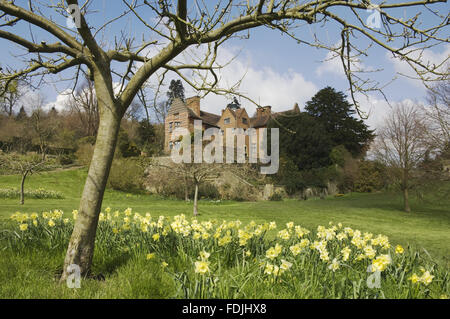 Narzissen bieten eine helle Farbtupfer im Garten in Chartwell, Kent. Ursprünglich ein viktorianisches Herrenhaus, Philip Tilden ein 20. Jahrhundert-Haus für Sir Winston Churchill, der hier von 1922 bis 1964 lebte. Stockfoto