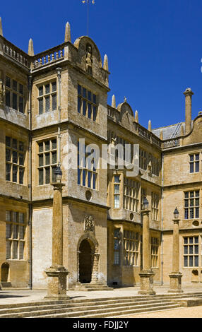 Das zentrale Titelbild auf der Ostfassade des Montacute House, Somerset. Diese elisabethanischen Schinken-Steinhaus wurde im späten 16. Jahrhundert für Sir Edward Phelips gebaut. Stockfoto