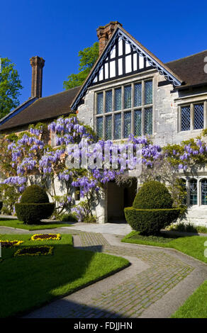 Der Hof in Baddesley Clinton, Warwickshire, mit Blick auf das Torhaus Reichweite und herrliche große Stube Fenster. Garten im Innenhof entstand im Jahr 1889 durch Edward Heneage Dering. Stockfoto