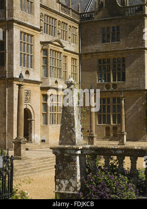 Blick über das Geländer an der Ostfront im Montacute House, Somerset. Das Haus wurde von Sir Edward Phelips in den letzten Jahren des sechzehnten Jahrhunderts gebaut. Stockfoto