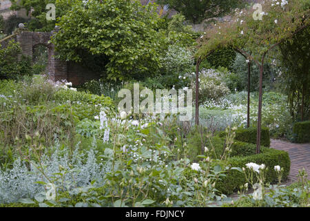 Der weiße Garten im Juni auf Sissinghurst Castle Garden, in der Nähe