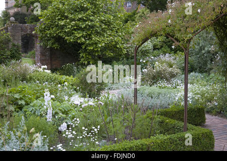Der weiße Garten im Juni auf Sissinghurst Castle Garden, in der Nähe
