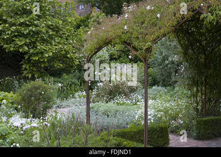 Der weiße Garten im Juni auf Sissinghurst Castle Garden, in der Nähe