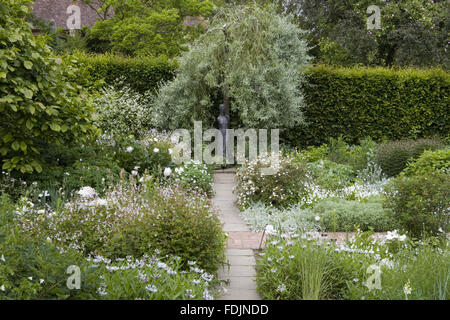 Der weiße Garten im Juni auf Sissinghurst Castle Garden, in der Nähe