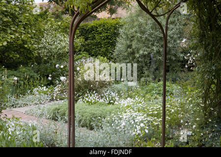 Der weiße Garten im Juni auf Sissinghurst Castle Garden, in der Nähe