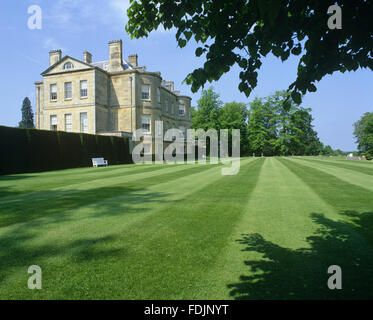 Blick über den gemähten Rasen in Richtung der Gartenfassade des späten achtzehnten Jahrhundert Neo-klassizistischen Hauses in Buscot Park, Oxfordshire. Stockfoto