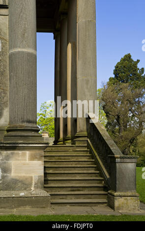 Portikus der palladianischen Kapelle, begonnen im Jahre 1760 auf das Design von James Paine, bei Gibside, Newcastle Upon Tyne. George Bowes erbte das Anwesen im Jahre 1722 und gestalteten das Gelände um Gibside Hall. Stockfoto