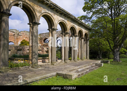 Die toskanischen Säulen und gewölbten Arcade die Orangerie, die im Jahre 1772 nach einem Entwurf begonnen wurde zugeschrieben James Paine, bei Gibside, Newcastle Upon Tyne. George Bowes erbte das Anwesen im Jahre 1722 und gepflegten Garten und erstellt Gebäude rund um Gibside Stockfoto