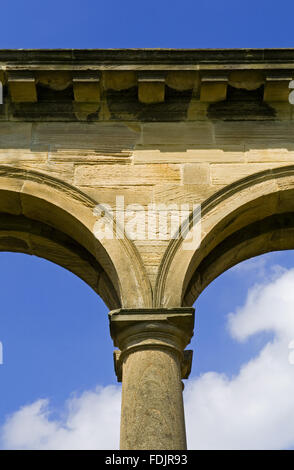 Detail der toskanischen Säulen und gewölbten Arcade-die Orangerie, die im Jahre 1772 nach einem Entwurf begonnen wurde zugeschrieben James Paine, bei Gibside, Newcastle Upon Tyne. George Bowes erbte das Anwesen im Jahre 1722 und gestalteten das Gelände und Gebäude Arou erstellt Stockfoto
