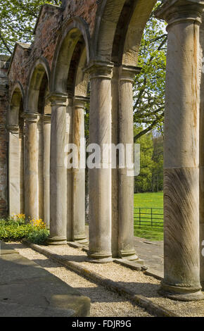 Toskanische Säulen der Orangerie, die im Jahre 1772 nach einem Entwurf begonnen wurde zugeschrieben James Paine, bei Gibside, Newcastle Upon Tyne. George Bowes erbte das Anwesen im Jahre 1722 und gestalteten das Gelände und Gebäude nahe Gibside Hall erstellt. Stockfoto