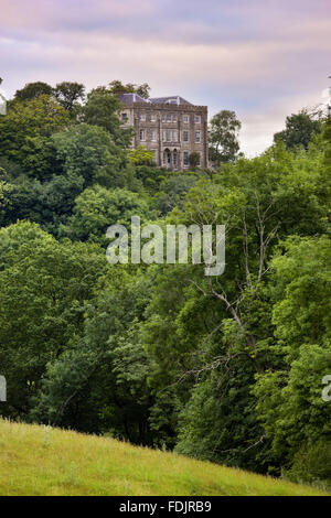 Langen Blick auf die Südfront des Newark Park, Gloucestershire, hoch oben auf einem Felsvorsprung der Cotswolds, mit Blick auf das Tal des Flusses Severn. Ursprünglich ein elisabethanisches Jagdschloss von Sir Nicholas Poyntz 1550 erbaut, wurden Änderungen der Stockfoto