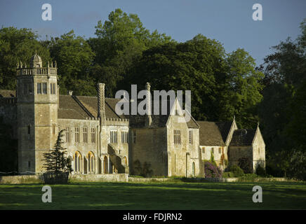 Lacock Abbey, in der Nähe von Chippenham, Wiltshire, mit Sharington Turm auf der linken Seite des Bildes. Die Abtei wurde im Jahre 1232 gegründet und wurde zu einem Land Haus 1540-umgebaut. Stockfoto