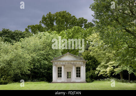 Der dorische Tempel oder Tempel des Pan, im Park von Osterley, Middlesex. Der Tempel wurde in der ersten Hälfte des 18. Jahrhunderts erbaut und war Teil des formalen Gartens im Nord-Westen des Hauses. Stockfoto