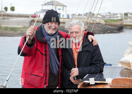 Datei Bild: Hafen von Hayle, Cornwall, UK. 29. Januar 2016. "Matrosen" Steve Shapiro (rote Jacke) und Bob Weise an Bord ihrer Yacht "Nora" in Hayle Hafen Cornwall UK nach mehrere Rettungen in sieben Monaten. Die beiden 71 Jahre alten amerikanischen Freunde nahm das Boot in Norwegen und versuchen, in die USA zu segeln. Bildnachweis: Simon Burt/Alamy Live-Nachrichten Stockfoto