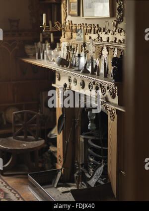 Kamin und Kaminsims in der Londoner Haus lebte der Dichter Khadambi Asalache. Das Haus bei 575 Wandsworth Road zeigt komplizierten Laubsägearbeiten in Holz im gesamten Innenraum gerendert. Stockfoto