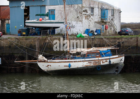 Datei Bild: Hafen von Hayle, Cornwall, UK. 29. Januar 2016. "Matrosen" Steve Shapiro (rote Jacke) und Bob Weise an Bord ihrer Yacht "Nora" in Hayle Hafen Cornwall UK nach mehrere Rettungen in sieben Monaten. Die beiden 71 Jahre alten amerikanischen Freunde nahm das Boot in Norwegen und versuchen, in die USA zu segeln. Bildnachweis: Simon Burt/Alamy Live-Nachrichten Stockfoto