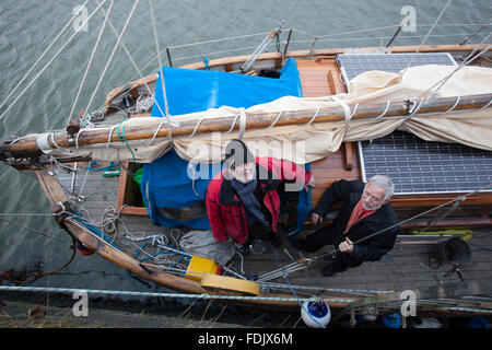 Datei Bild: Hafen von Hayle, Cornwall, UK. 29. Januar 2016. "Matrosen" Steve Shapiro (rote Jacke) und Bob Weise an Bord ihrer Yacht "Nora" in Hayle Hafen Cornwall UK nach mehrere Rettungen in sieben Monaten. Die beiden 71 Jahre alten amerikanischen Freunde nahm das Boot in Norwegen und versuchen, in die USA zu segeln. Bildnachweis: Simon Burt/Alamy Live-Nachrichten Stockfoto