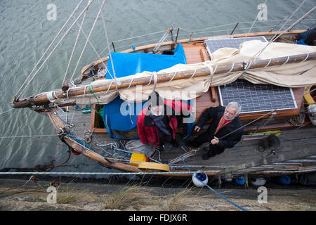 Datei Bild: Hafen von Hayle, Cornwall, UK. 29. Januar 2016. "Matrosen" Steve Shapiro (rote Jacke) und Bob Weise an Bord ihrer Yacht "Nora" in Hayle Hafen Cornwall UK nach mehrere Rettungen in sieben Monaten. Die beiden 71 Jahre alten amerikanischen Freunde nahm das Boot in Norwegen und versuchen, in die USA zu segeln. Bildnachweis: Simon Burt/Alamy Live-Nachrichten Stockfoto