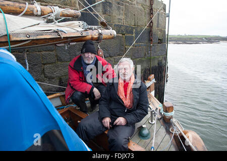 Datei Bild: Hafen von Hayle, Cornwall, UK. 29. Januar 2016. "Matrosen" Steve Shapiro (rote Jacke) und Bob Weise an Bord ihrer Yacht "Nora" in Hayle Hafen Cornwall UK nach mehrere Rettungen in sieben Monaten. Die beiden 71 Jahre alten amerikanischen Freunde nahm das Boot in Norwegen und versuchen, in die USA zu segeln. Bildnachweis: Simon Burt/Alamy Live-Nachrichten Stockfoto