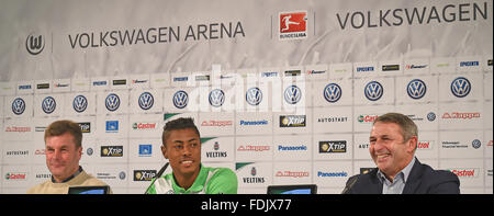 Wolfsburg, Deutschland. 1. Februar 2016. Brasilianischer Fußballspieler Bruno Henrique (C) sitzt neben CEO Klaus Allofs (r) und Trainer Dieter Hecking (l) bei einer Pressekonferenz der Bundesliga club VfL Wolfsburg in Wolfsburg, Deutschland, 1. Februar 2016. Foto: HOLGER HOLLEMANN/Dpa/Alamy Live News Stockfoto